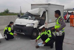 Diduga Mengantuk, Pikap Tabrak Truk di Tol Ngawi, 1 Tewas