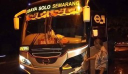 Bus Sumber Selamat Seruduk Motor Viar Hingga Terbalik