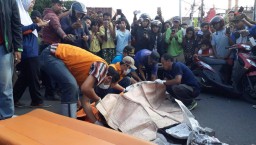 Motor Terpeleset Pasir, Basuki Tewas Terlindas Truk