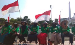 Ibu-ibu Warga Lakardowo Gelar Aksi Diam di Depan Kantor Gubernur Jatim