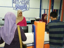 Hari Kartini, Polwan Madiun Berkebaya Saat Layani Pengurusan SIM