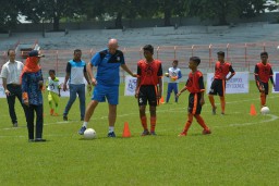 Di Stadion Tambaksari, Wali Kota Liverpool Kagumi Bakat Sepakbola Anak