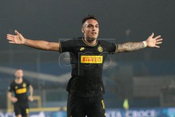 Cari Pengganti Suarez, Barcelona Bidik Martinez dan Haaland