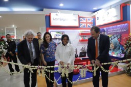 Terima Hibah Learn English Corner, Ini Mimpi Risma pada Siswa Surabaya