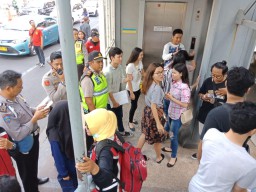 Macet, 5 Orang Terjebak Dalam Lift Jembatan Penyeberangan di Surabaya