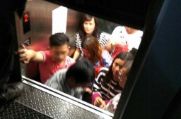 Lift JPO Basra Surabaya Macet, 9 Orang dari Palembang Terjebak