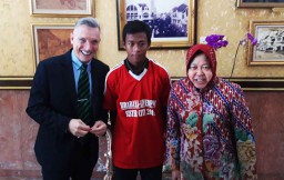 10 Anak Surabaya Belajar Sepak Bola ke Liverpool, Risma: Ini Ambisiku