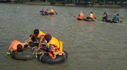 Lomba Dayung Saka Bahari, Kumpulkan Sampah di Sungai