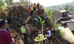 6 Rumah  dan 1 Masjid di Magetan Terancam Longsoran Tebing
