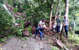 Tebing Longsor di Banyuwangi, Akses Dua Kampung Terputus