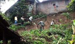 Tebing Setinggi 8 Meter di Ponorogo Longsor, 1 Rumah Terancam Ambruk