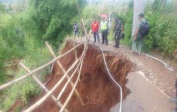 Jalan Penghubung Dua Kecamatan di Ponorogo Putus Akibat Longsor