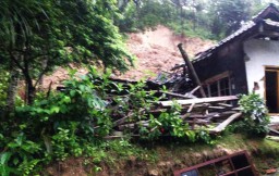 Tanah Longsor Terjang Rumah di Pacitan, Dikabarkan 4 Orang Tertimbun