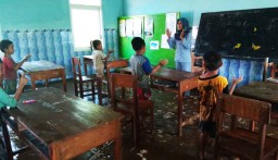Foto: Bocah-bocah ini Belajar di Ruang Kelas Penuh Lumpur