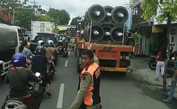 Muatan Tinggi, Dua Trailer ini Tak Bisa Lewati Viaduk di Surabaya