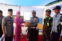 Petugas Pos Pengamanan di Madiun Dapat Bingkisan dari Kapolres