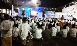 Hujan, Santri Ponpes di Madura Tetap Nobar Debat Pilpres 2019