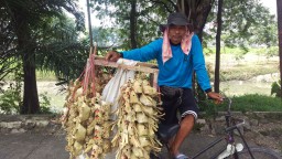 Tak Terasa, Warga Lamongan ini Jualan Cekikrek Sudah 25 Tahun