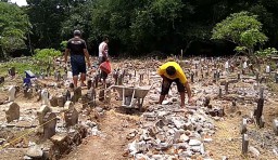 Polisi Kawal Pembongkaran Massal Kijing Makam di Ponorogo