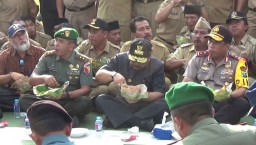 Bersinergi, Kapolda-Gubernur-Pangdam Makan Bareng Lesehan di Lapangan