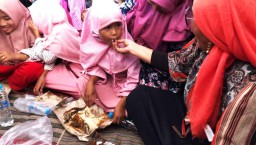 Foto: Lucunya Santri Cilik Makan Ikan Bareng Menteri Susi 