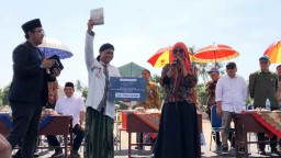 Makan Ikan di Ponpes Silahul Yaqin, Menteri Susi Suapi Santri Cilik