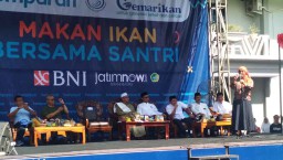 Ribuan Santri Ponpes Darussalam Banyuwangi Makan Ikan Bareng Bu Susi