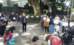 Anggarkan Rp 5 Miliar untuk Mobil Dinas, DPRD Kota Malang di Demo