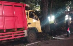 Tabrak Pohon di Margorejo, Kabin Truk Hancur