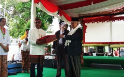 Simbol Pengayom, KH Ma'ruf Diberi Cinderamata Wayang oleh Relawan
