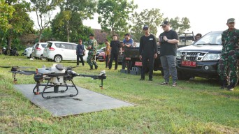 Tarik Minat Milenial, Mas Dhito Beri Bantuan 5 Drone Pertanian