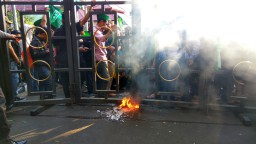 Kritisi Nilai Rupiah, Mahasiswa Malang Bakar Pagar Gedung Dewan
