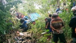 Diduga Rem Blong, Truk Angkut 16 Petani Terjun ke Sungai, 1 Tewas