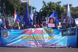 Aksi Damai May Day, Buruh Bersholawat di Depan Gedung Grahadi 