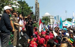 Tampung Aspirasi, Pakde karwo Janji Sampaikan Tuntutan Buruh ke Pusat