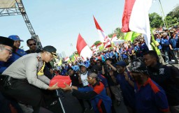 Berita Foto: Peringati May Day, Polisi Buruh Tak Lupa Salat Dzuhur