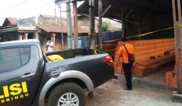 Mayat Tanpa Identitas Ditemukan di Tumpukan Genting Toko Bangunan