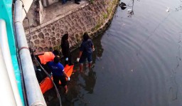 Sesosok Mayat Ditemukan Mengapung di Sungai Kalimas Surabaya