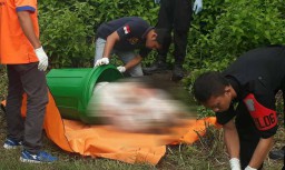 Keji! Tangan dan Kaki Ester Diikat, Dibungkus Sprei, Dimasukkan Tong