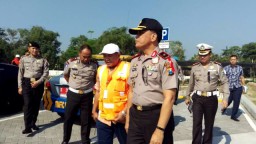 Video: Wakapolda Jatim Pantau Jalan Tol  Surabaya-Ngawi
