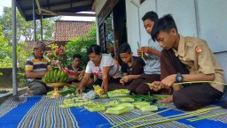 Siapkan Banten Jelang Upacara Melasti