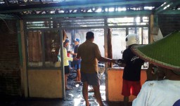 TV Meledak, Sebuah Rumah Hangus Terbakar