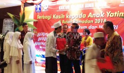 Safari Ramadan di Surabaya, Menkumham Berbagi Kasih dengan Anak Yatim