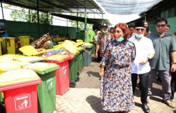 Menteri Susi Apresiasi Pengolahan Sampah di Pelabuhan Muncar