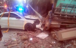 Sopir Diduga Mabuk, Mobil Mercedes Tabrak Rumah
