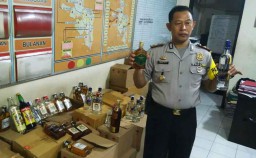 Polisi Gerebek Penjual Miras Berkedok Toko Jamu di Malang