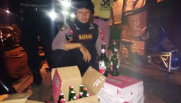 Polisi Sita Puluhan Botol Miras Ilegal di Gresik