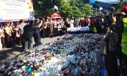 Cipta Kondisi, Polisi Musnahkan Ribuan Botol Miras di Blitar
