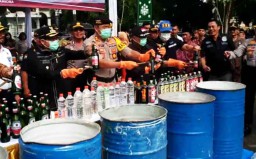 Ribuan Botol Miras Hasil Sitaan Selama 2018 di Malang Dimusnahkan