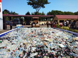 Naik Buldoser, Kapolda Jatim dan Pangdam Hancurkan Miras